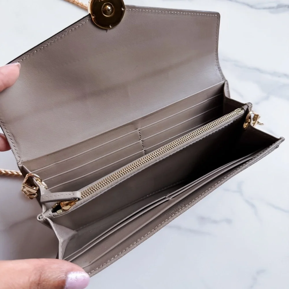 Fendi wallet on chain - Picture 7 of 12